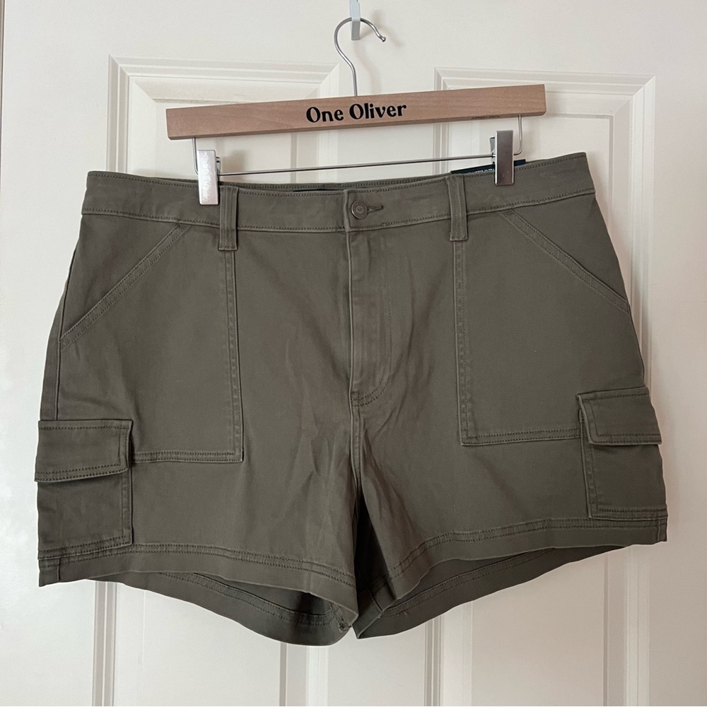 NWT Hollister Ultra High Rise Mom Short 3” Inseam Size 16/17 Size 33